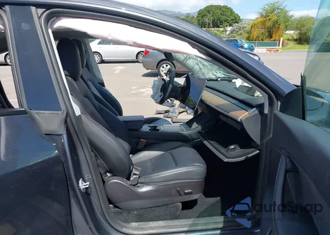 2022 Tesla Model Y Long Range Dual Motor All-Wheel Drive z USA, uszkodzony, nr VIN 7SAYGDEE1NF454652